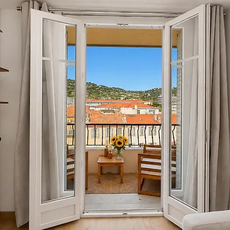 Moderne Avec Balcon Et Vue Degagee *